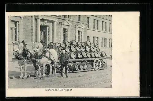 AK München, Münchener Bierwagen mit nebenstehendem Kutscher am Strassenrand