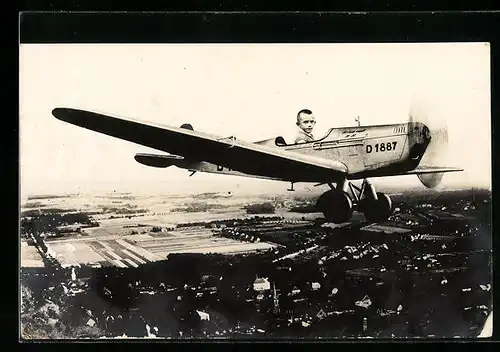 Foto-AK Knabe im Flugzeug über einer Stadt, Studiokulisse