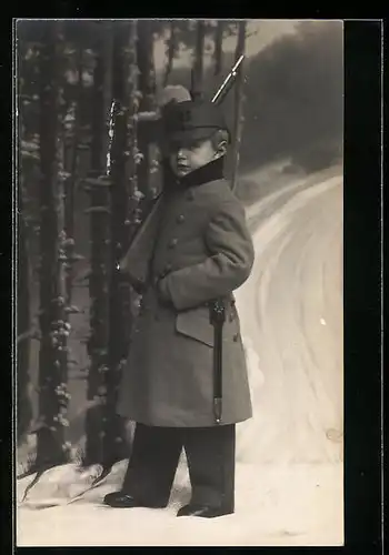 AK Kinder Kriegspropaganda, Junge in Uniform mit Karabiner