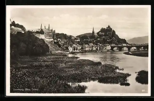 AK Saarburg, Partie am Saarufer mit Stadtpanorama und Brücke