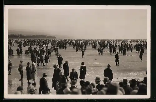 AK Zürich, Seegefrörne 1929, spazieren auf dem Eis