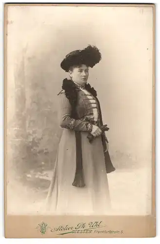 Fotografie Atelier Ph. Uhl, Giessen, Frankfurtersrasse 5, Ernst blickende Dame mit Federhut im Sonntagskleid