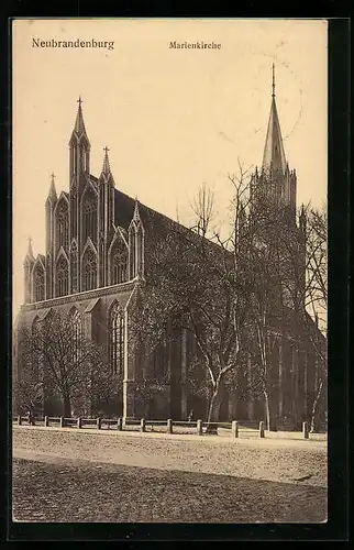 AK Neubrandenburg, Marienkirche, Strassenansicht