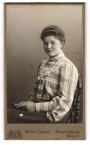 Fotografie Atelier Spiegel, Braunschweig, Damm 9, Portrait Selma trägt Bluse mit Spitze 1905