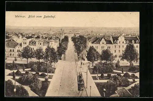 AK Weimar, Blick vom Bahnhof auf Strasse mit Strassenbahn