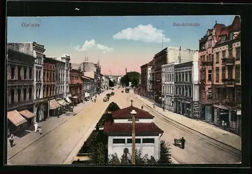 AK Gleiwitz, Bahnhofstrasse mit Anlagen und Häuschen auf dem Mittelstreifen