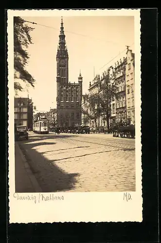 AK Danzig, Strassenbahn vor dem Rathaus