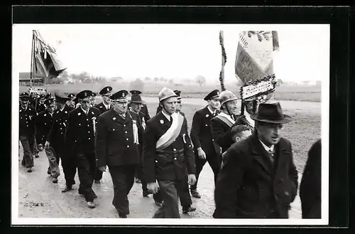 Foto-AK Hörbering, Fest der Freiwilligen Feuerwehr ca. 1955, Feuerwehrleute mit Fahnen