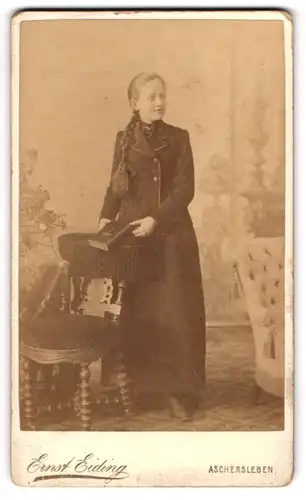 Fotografie Ernst Eiding, Aschersleben, junges Mädchen mit langem Zopf zur Kommunion, 1892