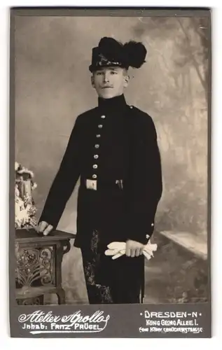 Fotografie Atelier Apollo, Dresden, Soldat sächsischer Jäger in Uniform mit Tschako