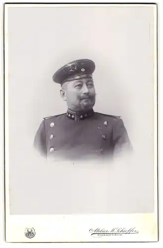 Fotografie M. Schiffer, Euskirchen, Eisenbahner in Uniform mit Sternen am Kragen