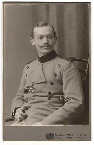 Fotografie Ed. Blum, Frankfurt / Main, Jäger in Uniform mit Hirschfänger und Grandeln