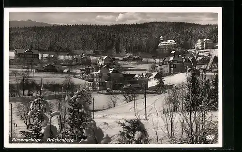 AK Brückenberg im Riesengebirge, verschneite Ortsansicht