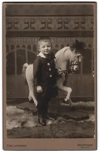 Fotografie Carl Lutterbach, Bremerhaven, junger Knabe mit seinem Schaukelpferd auf Rädern