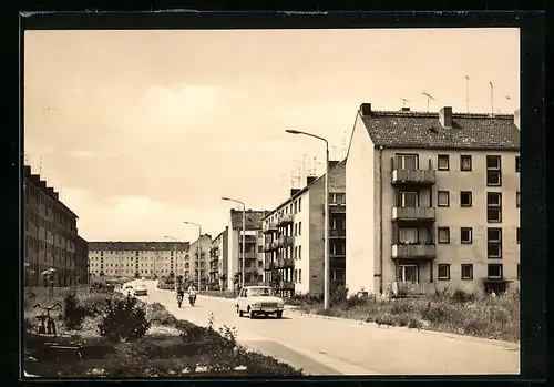 AK Weissenfels-West, Thomas-Müntzer-Strasse mit Auto