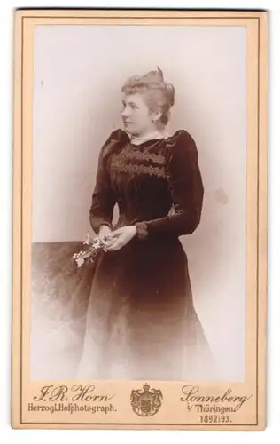 Fotografie J. R. Horn, Sonneberg i. Thüringen, Junge Dame im Samtkleid