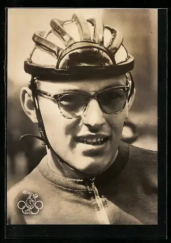 AK Radsportler Manfred Brüning mit Brille und Helm, Strassenrennfahrer, SC Dynamo Berlin