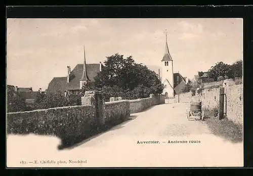 AK Auvernier, Strassenpartie mit Kirchblick