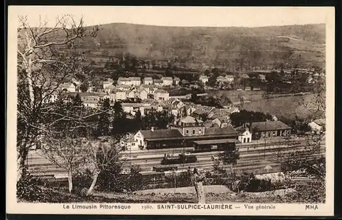 AK Saint-Sulpice-Laurière, La gare et vue générale, Bahnhof mit Ortspanorama, Lokomotive