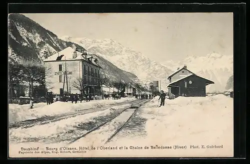 AK Bourg d`Oisans, La Gare, l`Hôtel de l`Oberland et la Chaine de Belledone en hiver