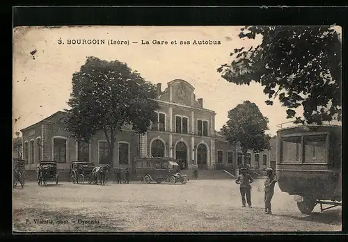 AK Bourgoin, La Gare et ses Autobus, Platzpartie am Bahnhof