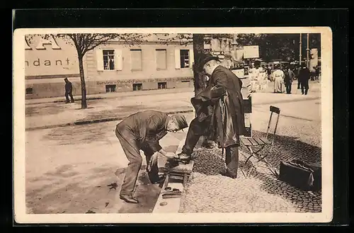 AK Berlin, Stiefelputzer bei der Arbeit