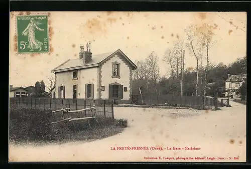 AK La Ferté-Fresnel, La Gare, Extérieur, Bahnhof