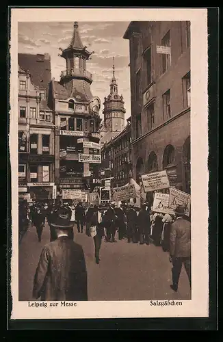 AK Leipzig, Salzgässchen mit Passanten, Leipzig zur Messe