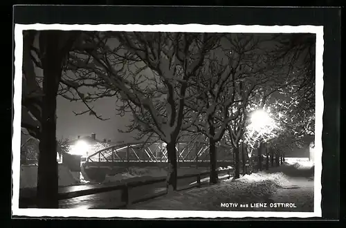 AK Lienz, Uferpartie mit Brücke bei Nacht