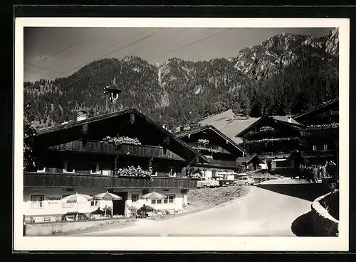 AK Alpbach, Dorfplatz mit Alpenblick