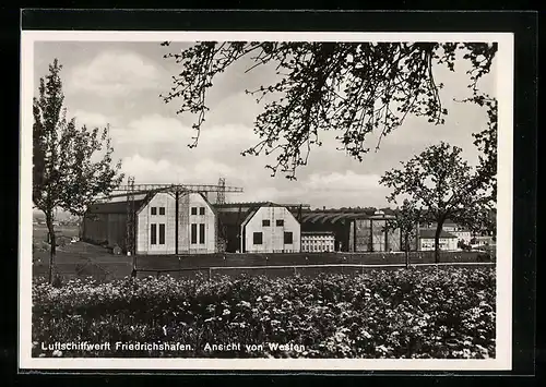 AK Friedrichshafen, Luftschiffwerft, Ansicht von Westen, Hangars für Zeppeline