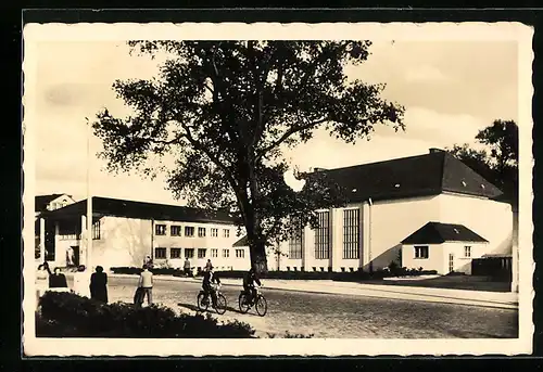 AK Hof a. Saale, vor dem Städt. Hallenschwimmbad