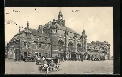 AK Lübeck, Partie am Bahnhof, Oldtimer-Auto