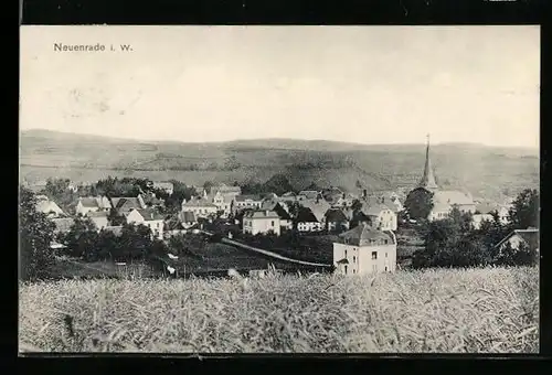 AK Neuenrade i. W., Totale mit der Kirche vom Feld aus