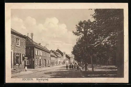 AK Jüchen, Marktplatz mit Passanten