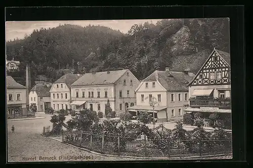 AK Berneck /Fichtelgeb., Ortspartie mit Anlage vor Bergkulisse