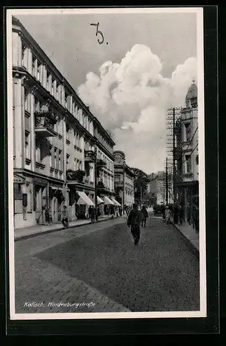 AK Kalisch, Hindenburgstrasse mit Passanten