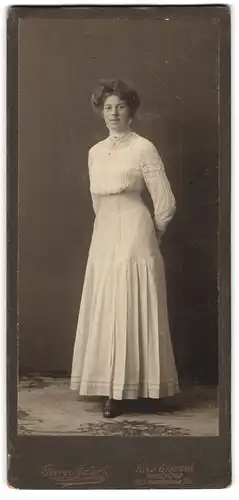 Fotografie Georg Maier, Kiel-Gaarden, Kaiserstrasse 7, Hübsche Dame in weissem Kleid