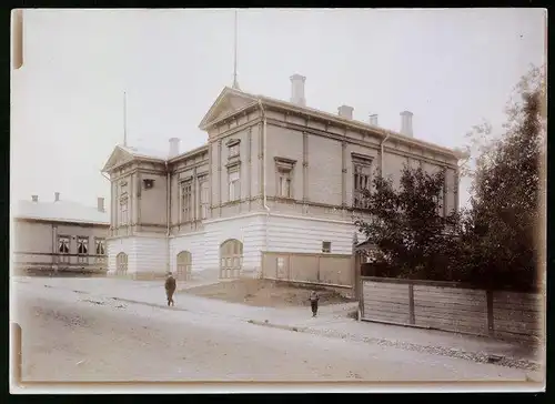 Fotografie Knackstädt & Näther, Hamburg, Ansicht St. Michel - Mikkeli / Finnland, Gebäudefront mit Strasse