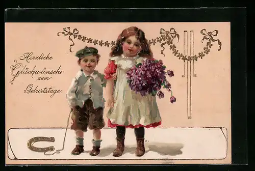 AK Glückwunsch zum Geburtstag, Mädchen mit Blumenstrauss und Bub mit Hufeisen