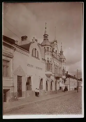 Fotografie M.L. Carstens, Hamburg, Ansicht Björneburg / Finnland, Wasa Bank mit Strassenansicht