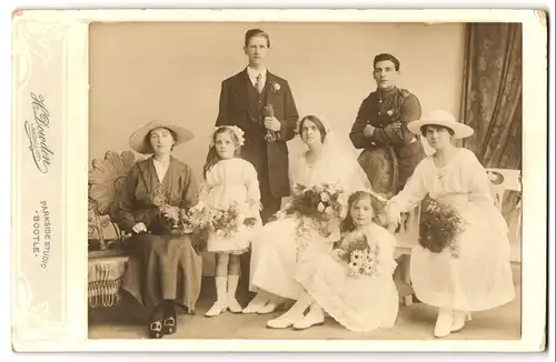 Fotografie H. Dowden, Bootle, englischer Soldat in Uniform zur Hochzeit seines Bruders