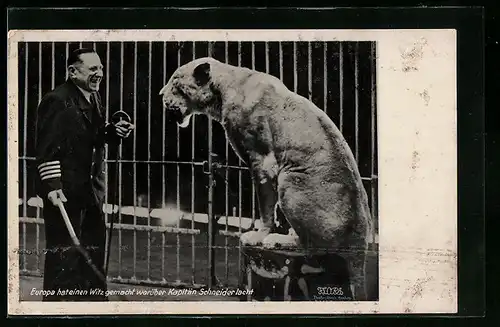 AK Dompteur Kapitän Schneider mit Löwin in der Manege, Zirkus