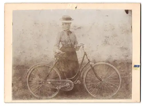 Fotografie unbekannter Fotograf und Ort, junge Frau mit ihrem Fahrrad, Kettenschutz mit Aufschrift Westfalen Rad