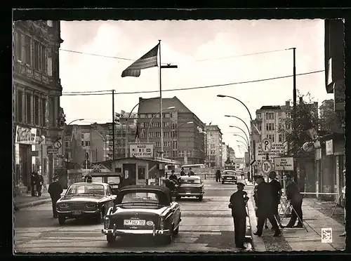 AK Berlin, Sektorengrenze, Übergang Friedrichstrasse mit Autos