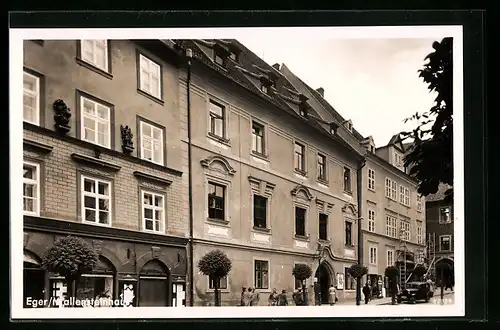 AK Eger, Wallensteinhaus mit Passanten