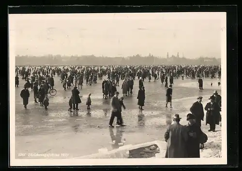 AK Zürich, Zürichseegefrörne im Jahr 1929, Zahlreiche Menschen auf dem zugefrorenen See