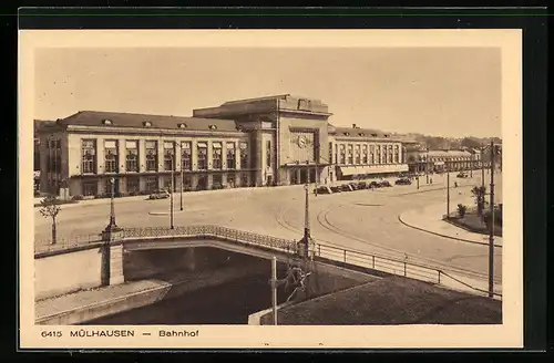 AK Mülhausen, Bahnhof mit Strasse und Brücke aus der Vogelschau