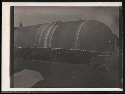 Fotografie 1.WK, Bayerische Feld-Luftschifffer haben einen Fesselballon am Boden verzurrt