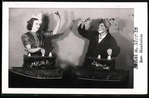 Fotografie Zirkus-Clown's Mäxi & Moritz im Bühnenkostüm während einer musikalischen Vorführung